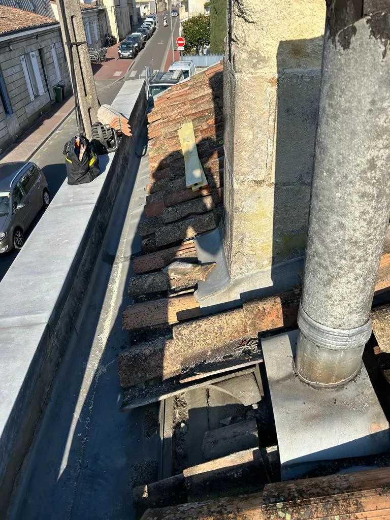 Toiture avec tuile girondine et cheminée en fibrociment à enlever